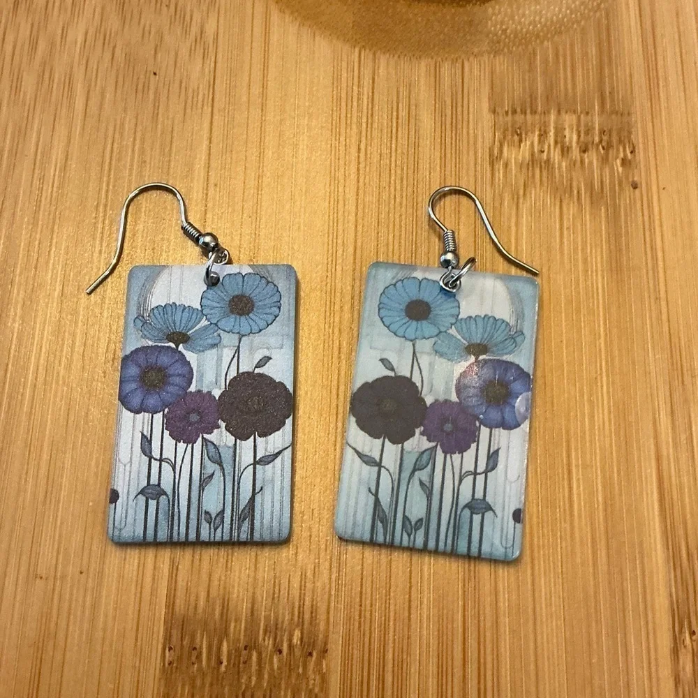 Beautiful pair of Earrings! Brand New!